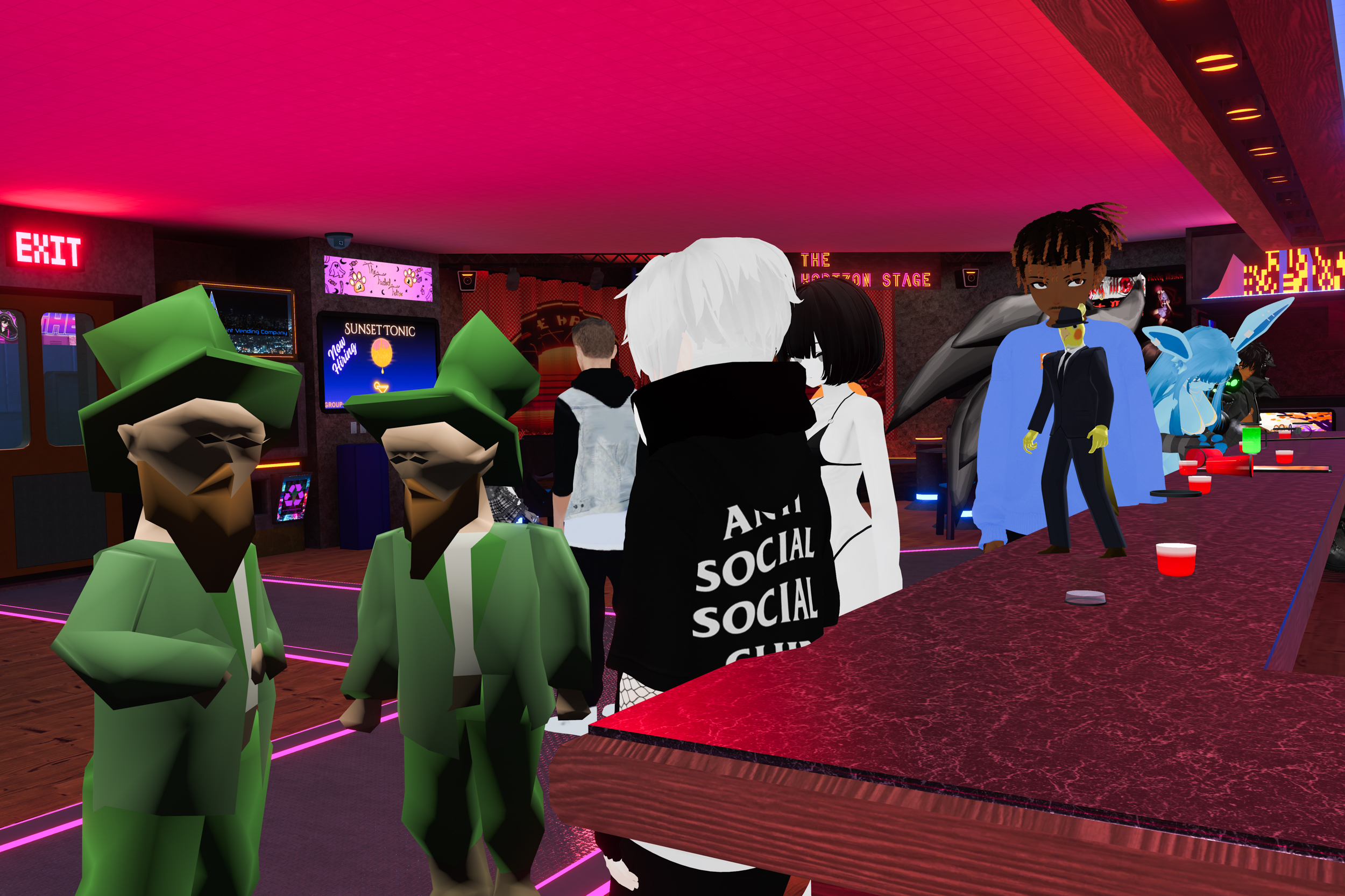 Virtuellt foto inne i Sunset Bar. Bilden är tagen vid sidan av bardisken snett mot utgången som är mittemot bardisken. Vid bardisken står flera personer eller avatarer. Närmast kameran står två grönklädda leprechaun som påminner om tidiga datorspel i sina få vektorer och låga upplösning. Rummet är färgat rosa av takets neonljus. 